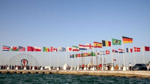 世界杯三十二强旌旗展 多哈城际洋溢足球热