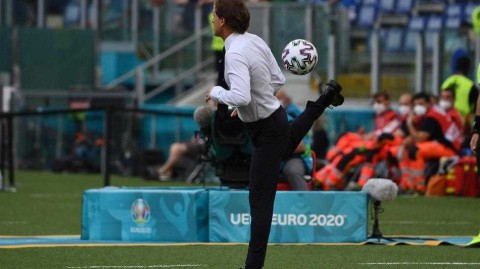 意大利名帅曼奇尼场边秀蝎子摆尾，优雅停球引爆欧洲杯