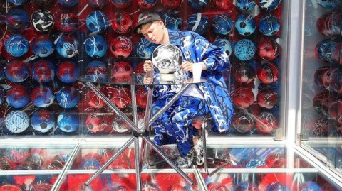 当足球遇见未来：俄罗斯艺术家用四百三十二颗足球书写首座数字欧洲杯奖杯传奇