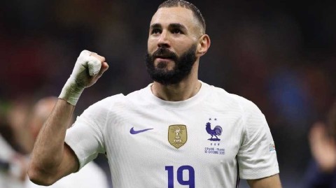 传奇转身背影定格绿茵告别法国蓝