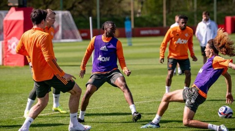 玫瑰德比前奏：卡灵顿基地的寂静与喧嚣