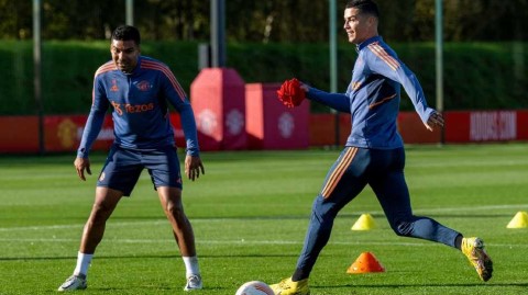 红魔备战欧联关键战 C罗笑容重返训练场