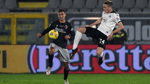 蓝黑军团主场憾平 博洛尼亚补时超远吊射绝平