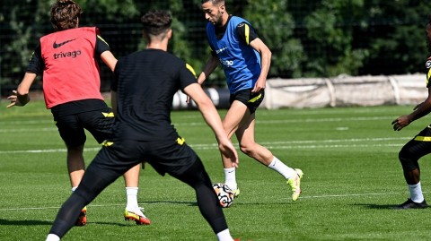 蓝军集结静候维拉：切尔西训练场上的备战脉搏