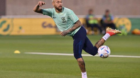 桑巴军团决战前奏曲 内马尔魔幻舞步点燃训练场