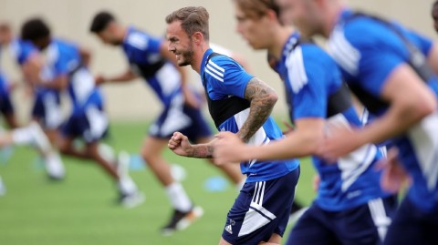 莱斯特城新赛季集结备战 青春风暴与坚守的誓言