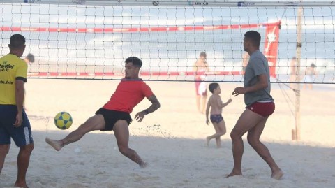 巴西双子星故里重聚 沙滩足球激战科帕卡巴纳