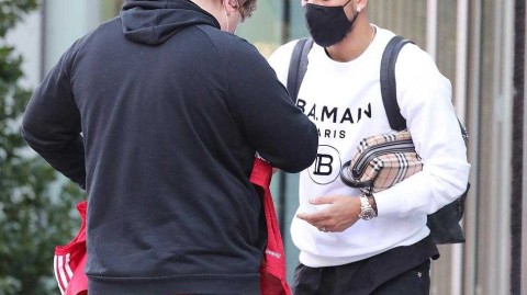 温情曼彻斯特午后：特莱斯训练归来为球迷耐心签名