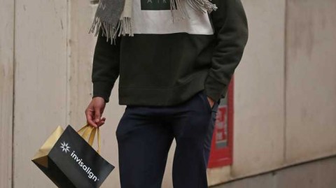 曼联传奇费莱尼街头看牙记：蓬蓬头造型演绎时尚大叔新风范