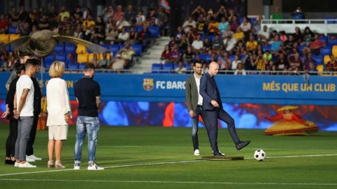 传承红蓝教父之魂：克鲁伊夫球场盛大揭幕，巴萨四代队长与新援德容同框致敬