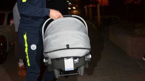 夜色归途暖：萨内深夜携妻女驶回曼彻斯特的爱与记忆