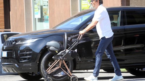 罗马街头最温柔的风景 小因扎吉推婴儿车一家三口幸福满溢