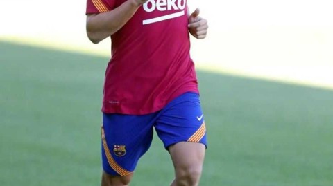 巴萨后卫阿尔巴假期植发拯救发际线，焕新回归备战新赛季