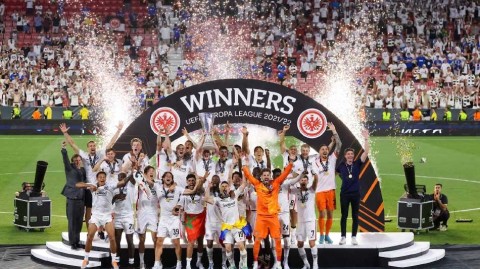 欧联杯决赛法兰克福点球鏖战格拉斯哥流浪者时隔四十二载再度捧杯