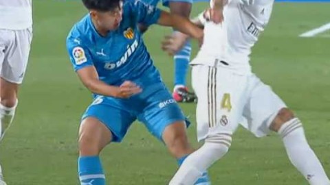 太极虎的失控瞬间 李刚仁连续踢人拉莫斯引爆西甲