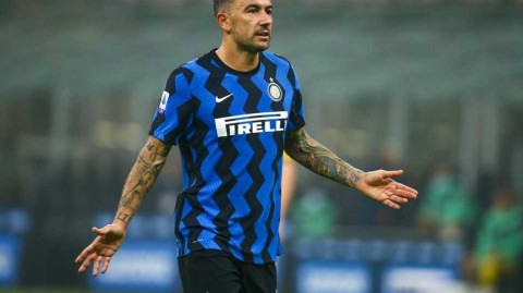 “金左脚的执着：科拉罗夫蓝黑岁月中的坚韧与荣光”