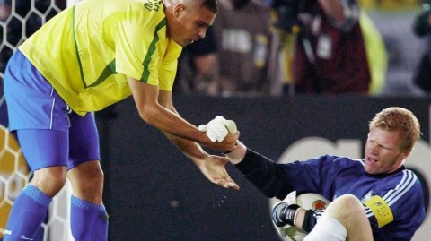 绿茵场上的温柔：那些跨越胜负的拥抱与英雄相惜