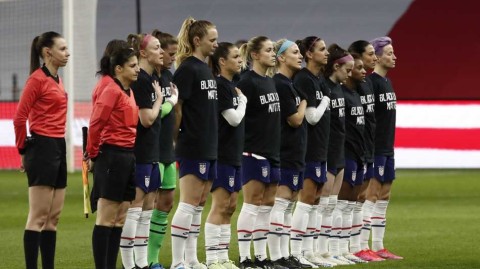 绿茵场上的呐喊：美国女足赛前身着定制T恤，为黑人平等运动发声