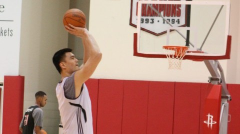 回望2010火箭训练营：姚明领军众将挥汗如雨