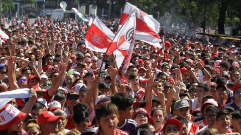 河床队解放者杯凯旋而归 布宜诺斯艾利斯全城沸腾共庆冠军荣耀