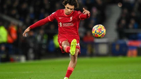 双星闪耀酋长球场 阿诺德助攻王助红军挺进联赛杯决赛