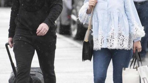 浪子回头？鲁尼携妻儿返英，十年婚姻在风暴中驶向新港湾