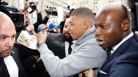 巴黎天空下双王会：姆巴佩从贝利手中接过宇舶表传奇时刻