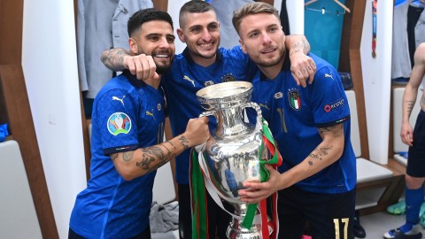 蓝色荣耀之夜：意大利队更衣室内的狂欢喜剧