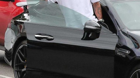 曼城后卫凯尔·沃克风波后驾车外出，面对镜头从容竖起大拇指