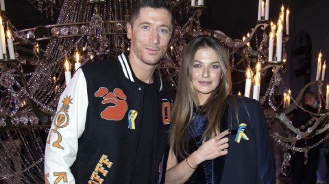 莱万与爱妻甜蜜亮相巴黎时装周 揽腰合影尽显恩爱