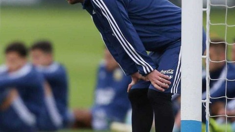 梅西训练场轻松“吐舌” 小队友仰望偶像眼神成焦点