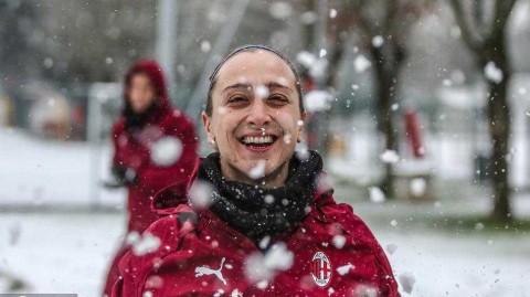 米兰冬日的浪漫乐章：红黑女战士与初雪的欢乐约会