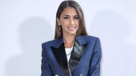 梅西爱妻亮相巴黎时装周 午夜蓝西装演绎知性风韵