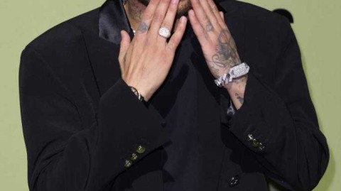 内马尔巴黎时装周惊艳亮相巴尔曼秀场演绎黑衣潮男风范