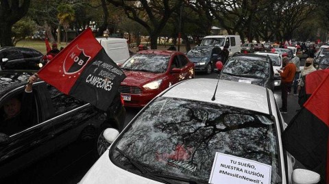 故乡的呼唤：罗萨里奥球迷街头集会，含泪期盼梅西重返纽维尔老男孩