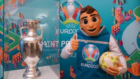 莫斯科冬夜，欧洲杯吉祥物“斯基尔齐”与德劳内杯的梦幻联动