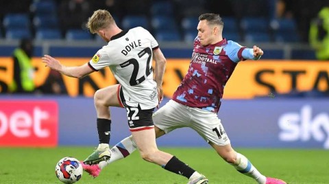 伯恩利主场奏凯提前七轮重返英超 孔帕尼执教首季创奇迹