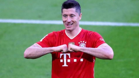 永不停歇的进球机器：莱万多夫斯基加冕拜仁赛季最佳，回顾那些封神时刻