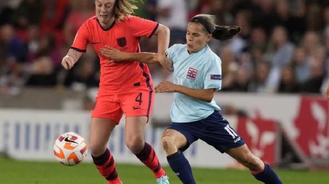 巴萨女足创纪录签约中场核心沃尔什