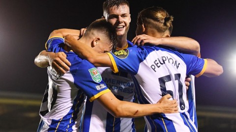 英联杯赛场上的绿茵对决：低级别球队主场迎战英超劲旅