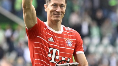 莱万七夺金靴追平传奇纪录 空霸传承致敬轰炸机