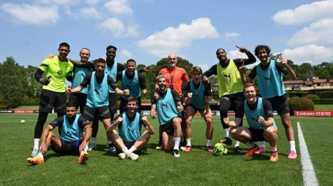 红黑军团的荣耀与告别圣西罗的不朽传奇