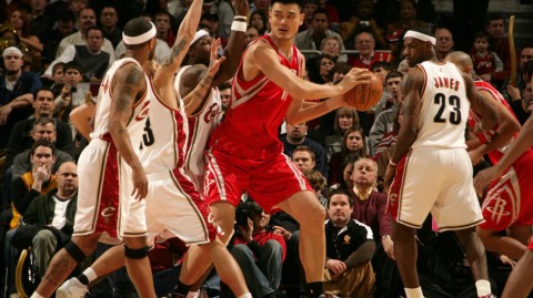 重温姚明传奇生涯：从休斯顿内线霸主到中国篮球永恒丰碑