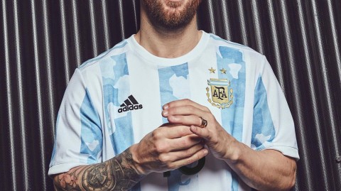 蓝白迷彩绘山河 梅西与迪巴拉联袂演绎阿根廷新款战袍
