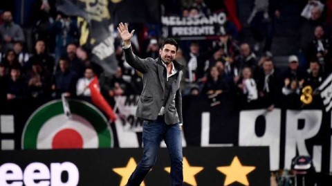 再见少年郎！布冯回家捧杯瞬间笑出满脸褶子，这是最暖的王者归来