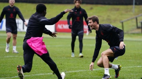 红黑军团备战意甲，训练场上挥洒汗水与决心