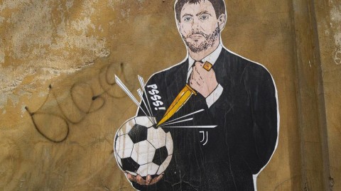 罗马墙上的刀与球：艺术家用壁画刺向欧洲超级联赛的贪婪