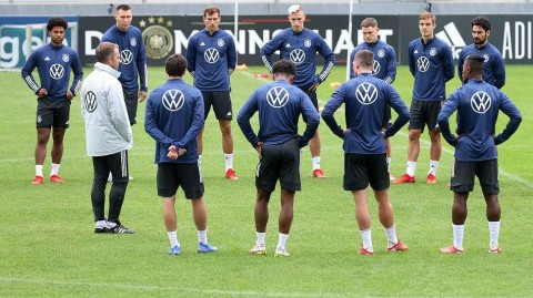 弗里克掌舵启新篇：德国队备战世预赛，一对一私语成最美风景线