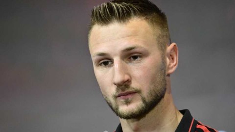 比利时红魔备战附加赛 贾努扎伊亮相训练场