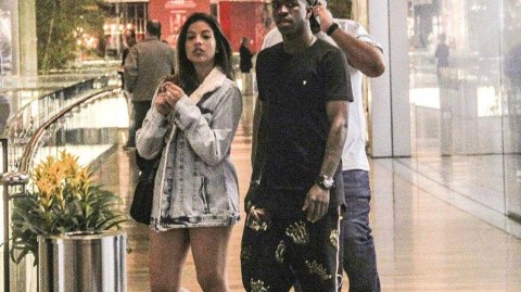 维尼修斯与女友甜蜜逛商场 休赛期巴西享受悠闲时光